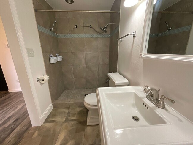 Building Photo - Beautiful 3 Bedroom 2 Bath Home at Lawrence Lake!