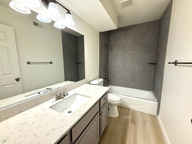 Building Photo - Upgraded townhome by Southgate Golf Course - Small dogs allowed