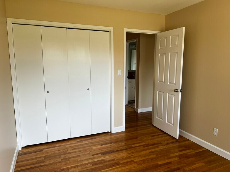 Building Photo - 1650 Glenroy Dr