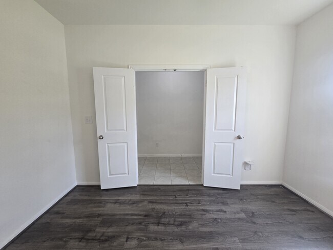 Building Photo - 7318 Parkview Dr