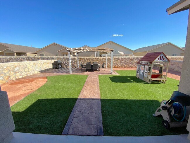 Building Photo - East El Paso 3 bed Refrig A/C w/ Gorgeous ...