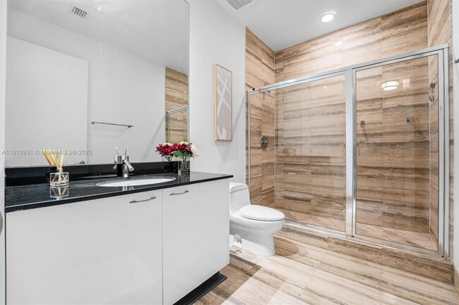 Building Photo - 15811 Collins Ave