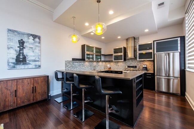 Building Photo - Furnished 3 bedroom/2bath Condo including Utilities!