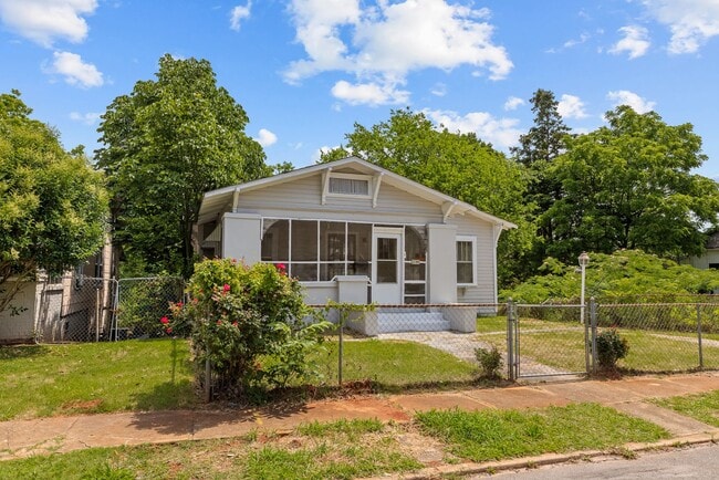 Building Photo - Spacious beautiful 5-bedroom 2 bath home