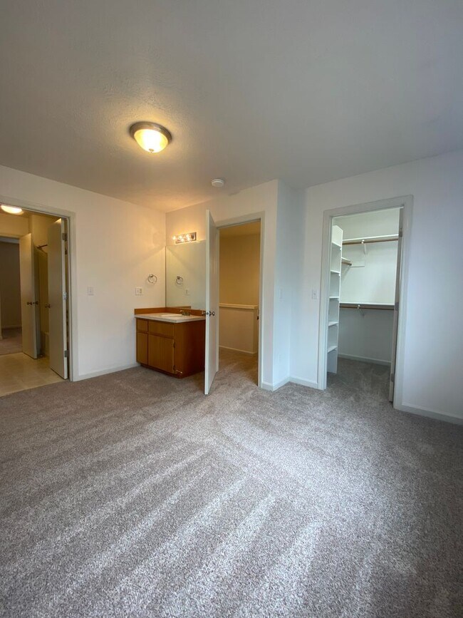 Building Photo - 2 Bedroom Townhome