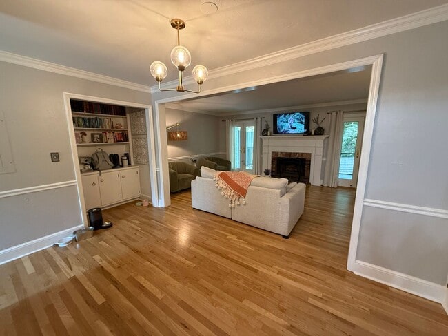 Building Photo - Charming Brick Midtown Townhome