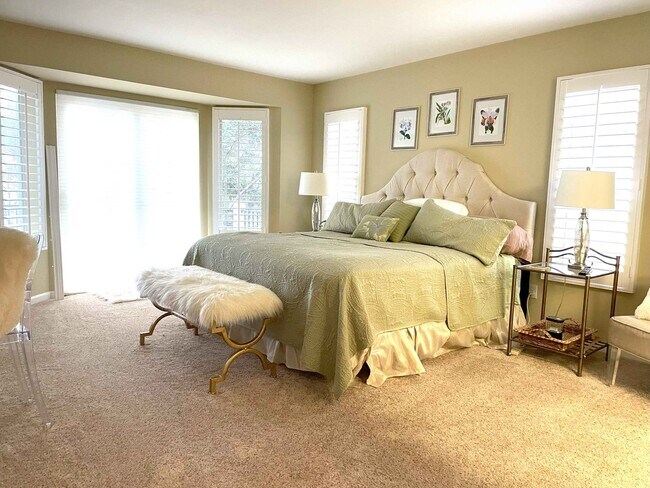 Building Photo - Elegant 4 bedroom 2.5 bath home, Completely Furnished