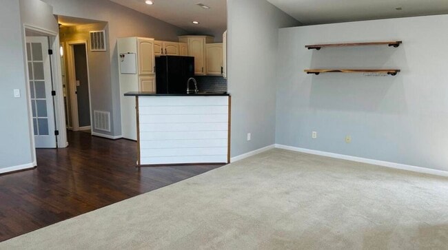 Building Photo - 422 Breezewood Ct