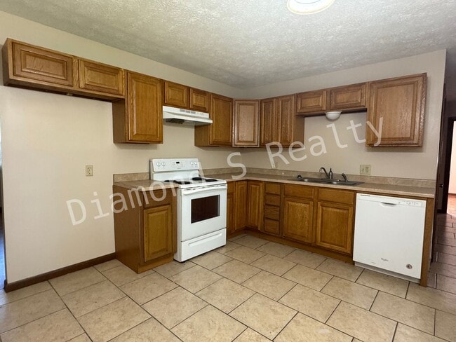 Building Photo - Charming 3 Bedroom Home Available Now