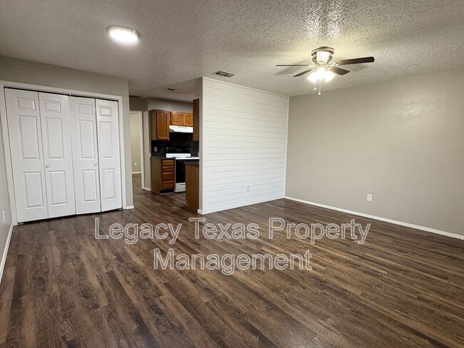 Building Photo - 1410 Courtney Pl