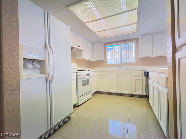 Building Photo - 924 Carmel Shrs Dr