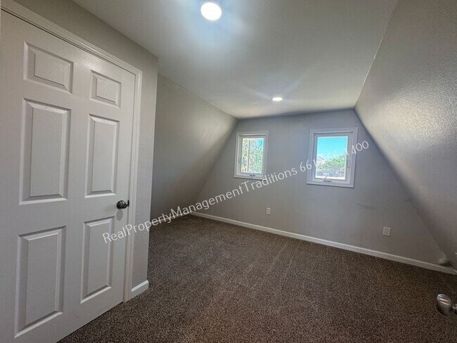 Building Photo - Cute A-frame home in Palmdale!