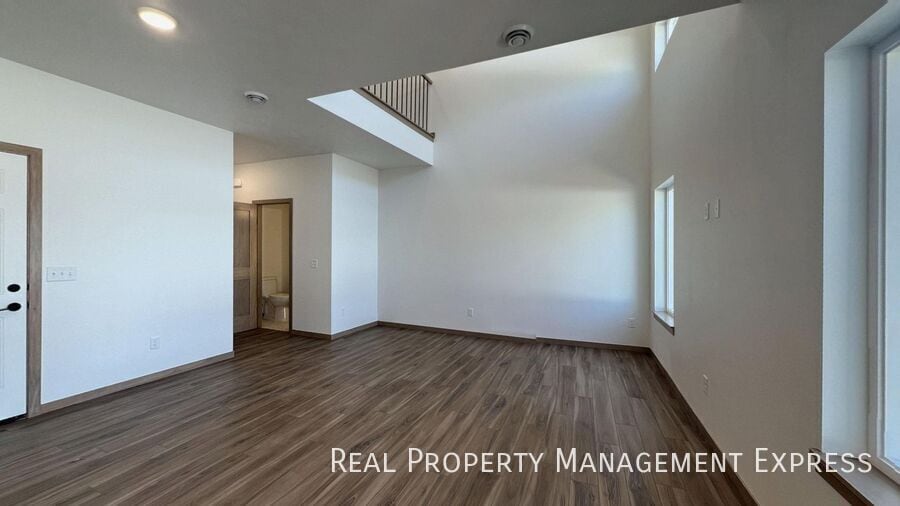 Building Photo - Modern 3 Bed 2.5 Bath Townhome Located in ...