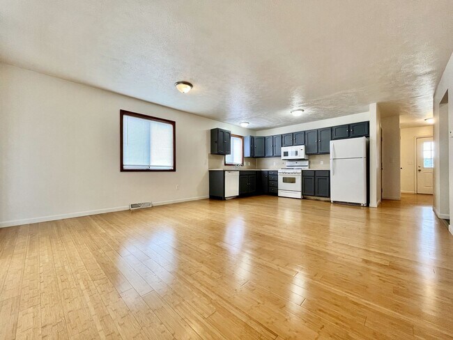 Building Photo - Four Bedroom Duplex in Kentwood
