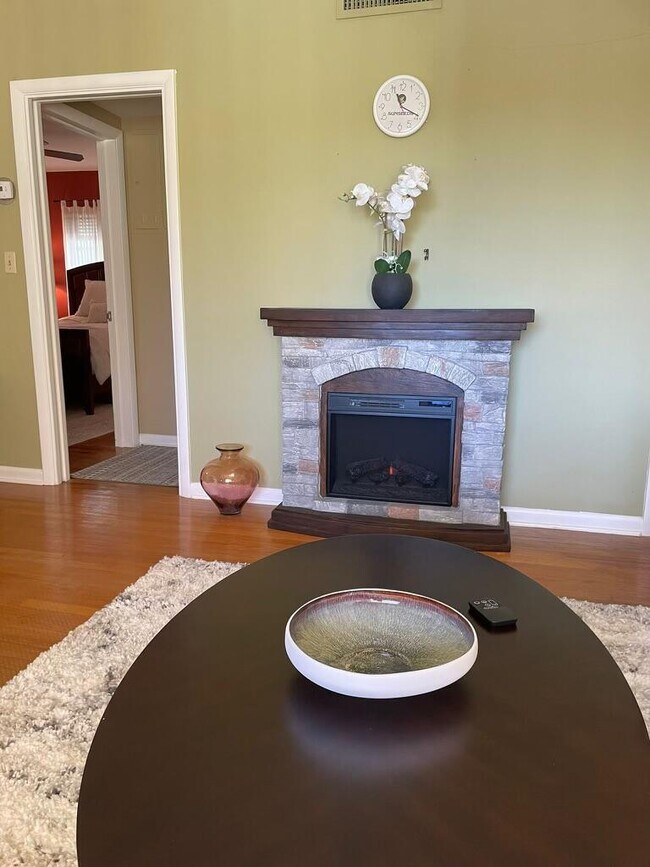 Building Photo - 101 N Lakeside Dr