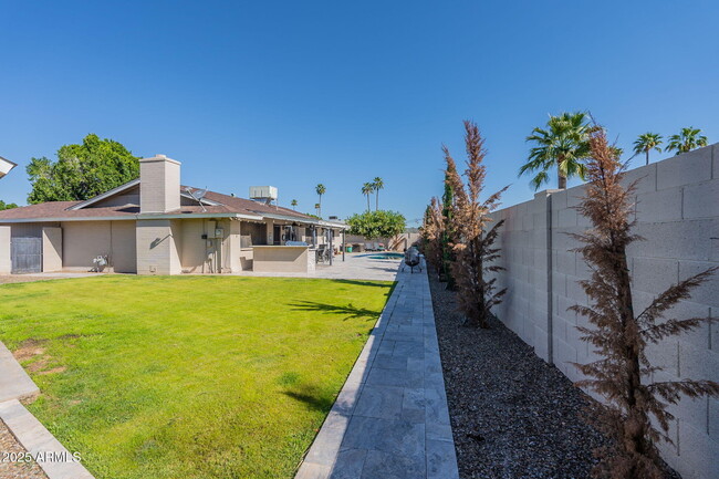 Building Photo - 4021 S Holbrook Ln