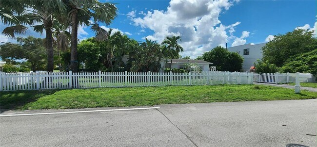 Primary Photo - 200 NW 9th St