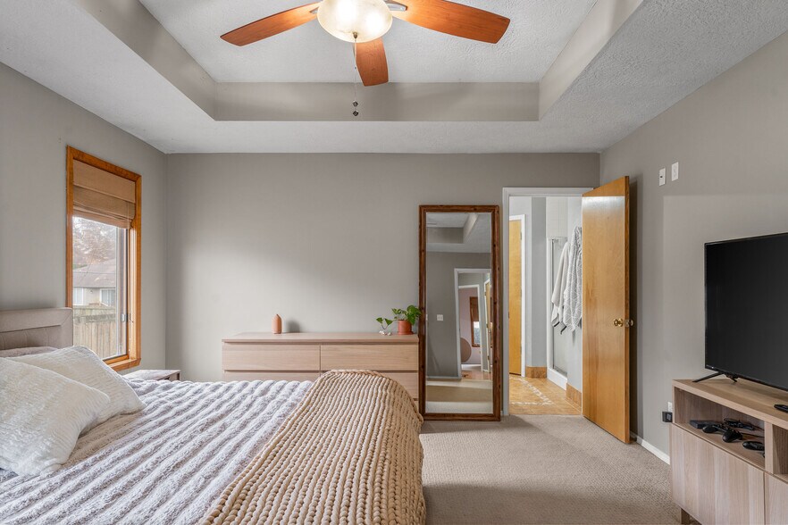 Master bedroom - 3668 W El Castile St