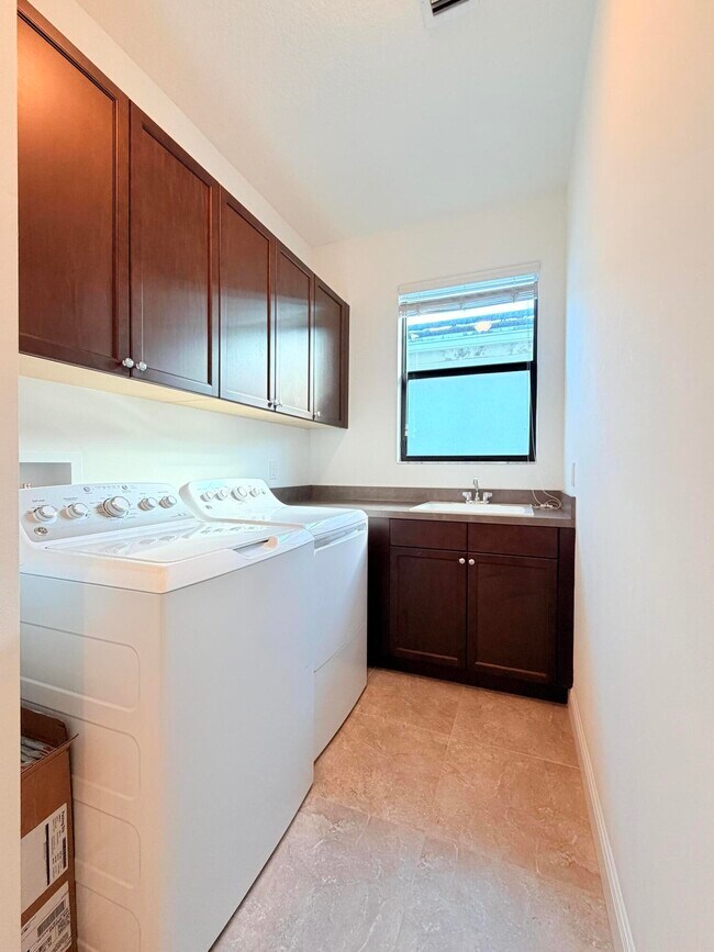 Building Photo - 2074 Dickens Terrace