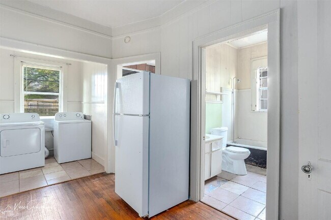 Building Photo - "Charming 1-Bed Retreat with Cozy Fireplac...