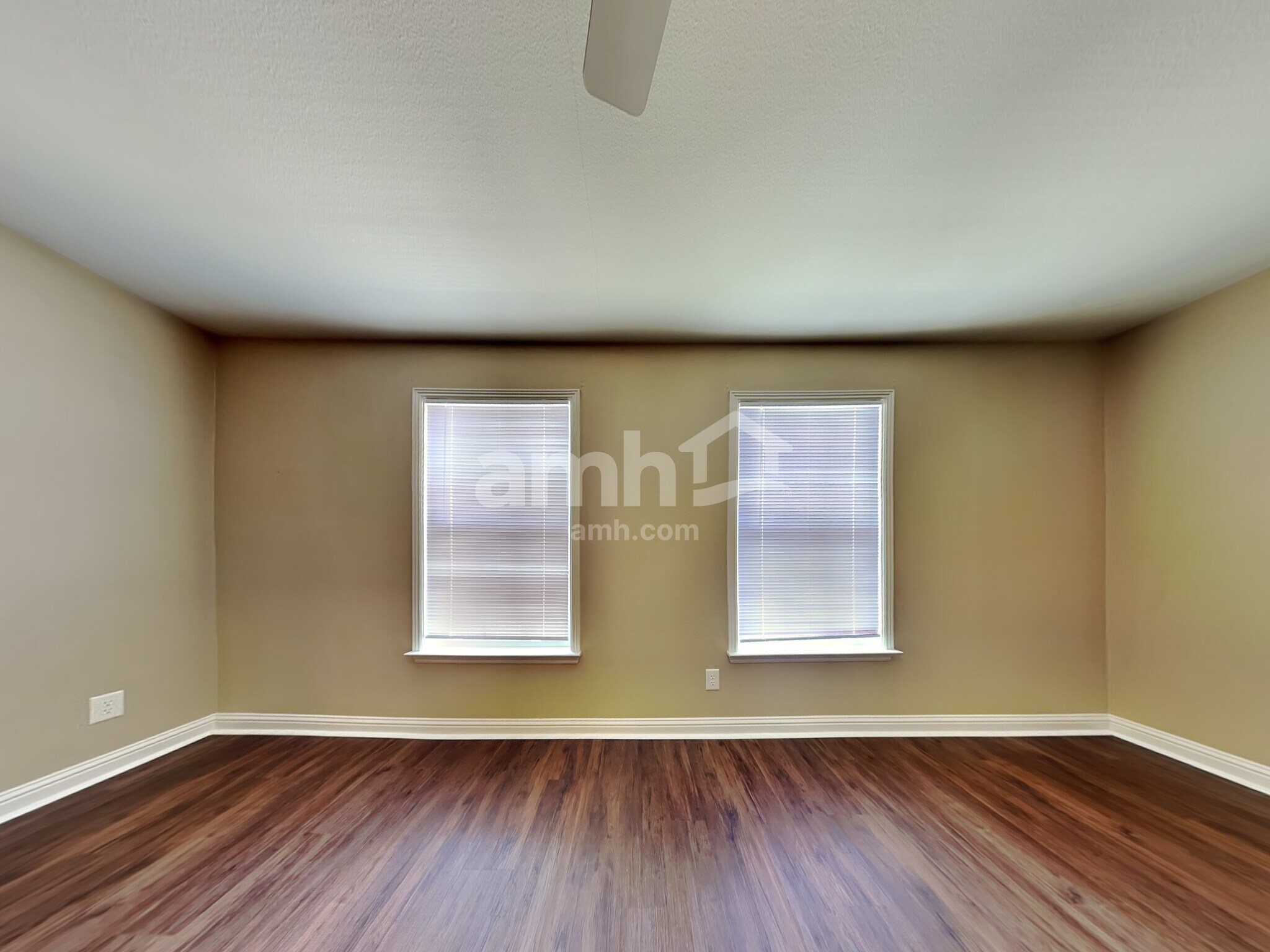 Building Photo - 853 Colonial Way