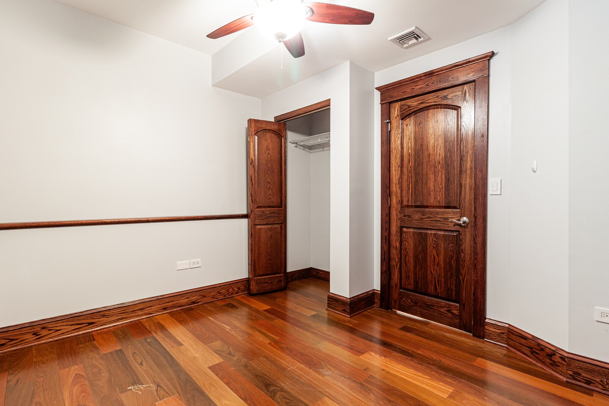 Building Photo - 1019 W Oakdale Ave