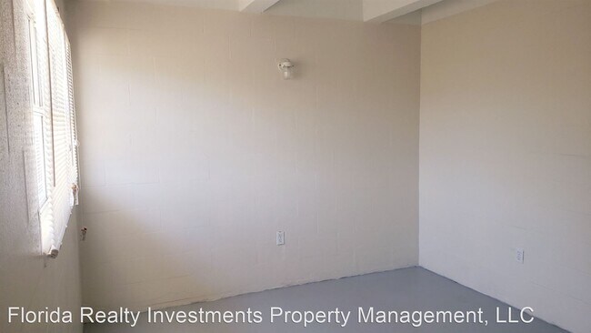 Building Photo - 827 E University Blvd