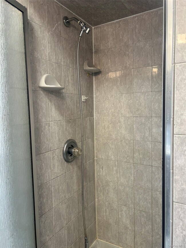 Building Photo - 594 E 38th St