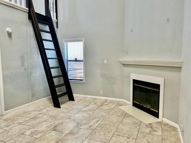 Building Photo - 502 W 17th St