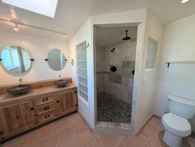 Building Photo - Private 2 Bedroom Plus Home in Vista!