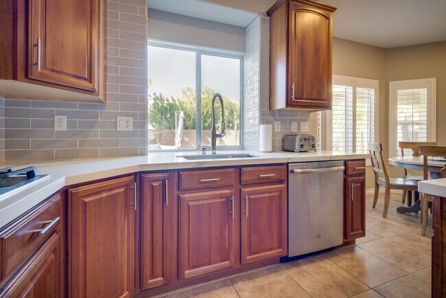 Building Photo - Gated single family home with 4 bed 3 bath...