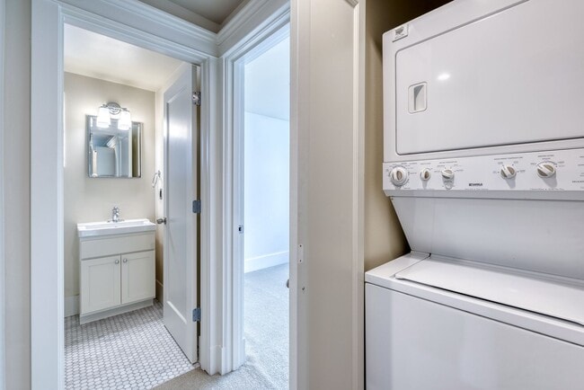Building Photo - Capitol Hill Townhouse