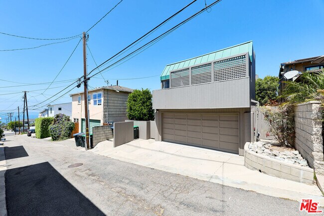 Building Photo - 257 Fairview St