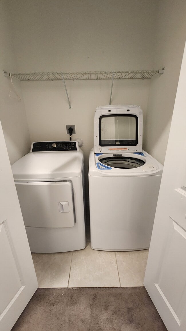 Building Photo - 1041 SE 27th Ter