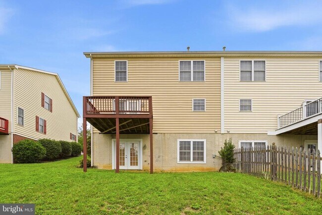 Building Photo - 2068 Stoneleigh Dr