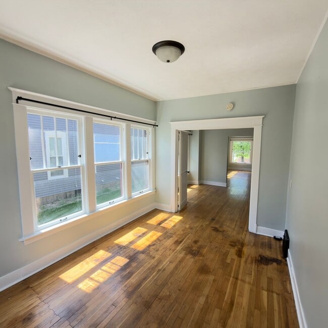 Building Photo - 4 Bedroom Duplex - Belknap Hill Area!