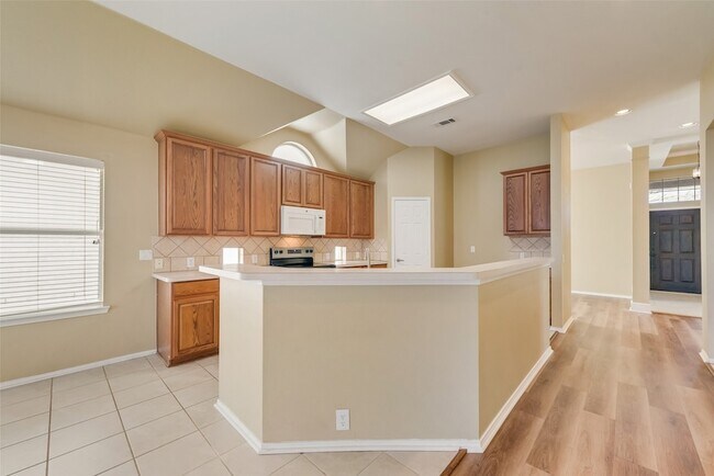 Building Photo - 2600 Spring Dr