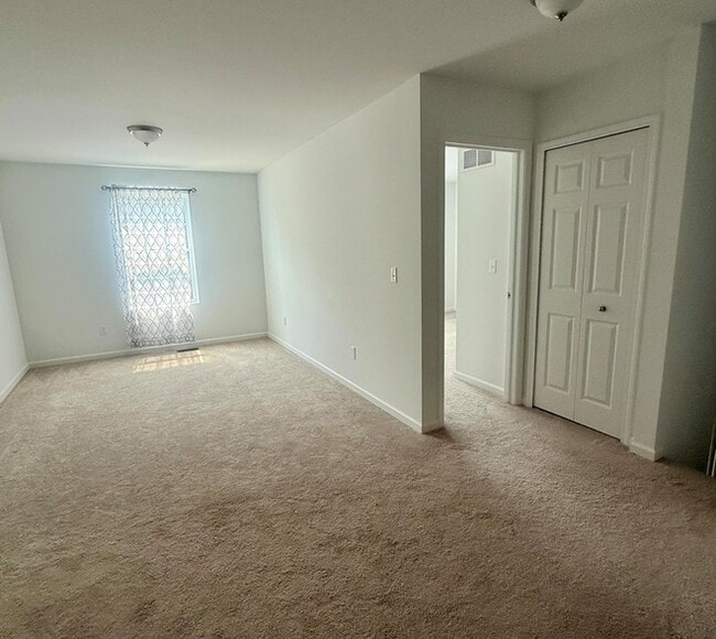 Building Photo - 2682 Valley Dr