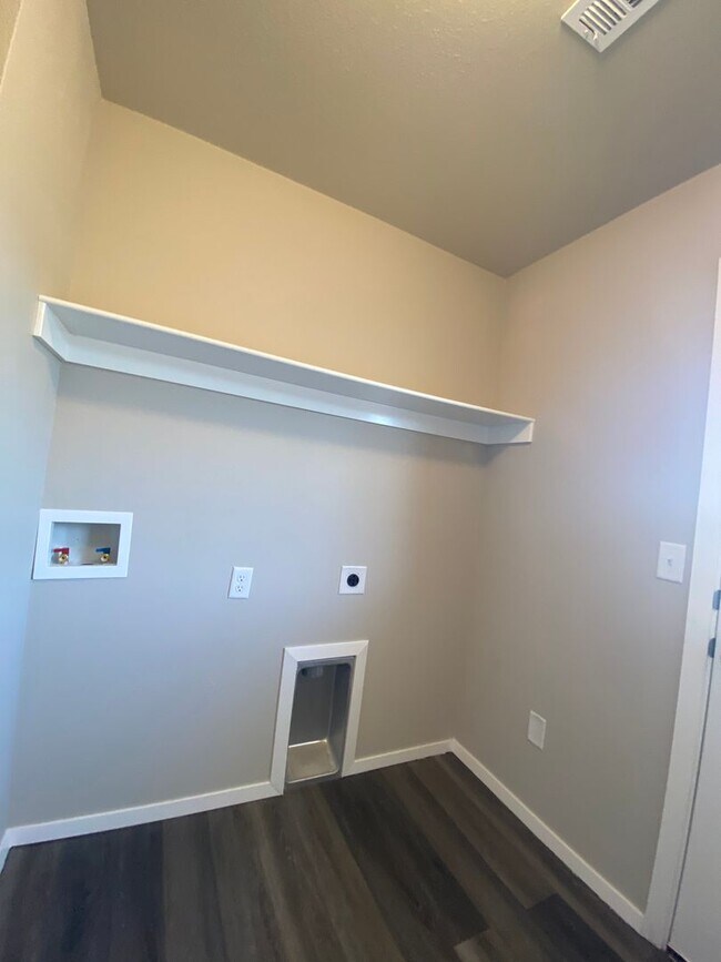 Building Photo - *NOW PRELEASING* Three Bedroom | Two Bathroom Duplex in Lawlis Ranch