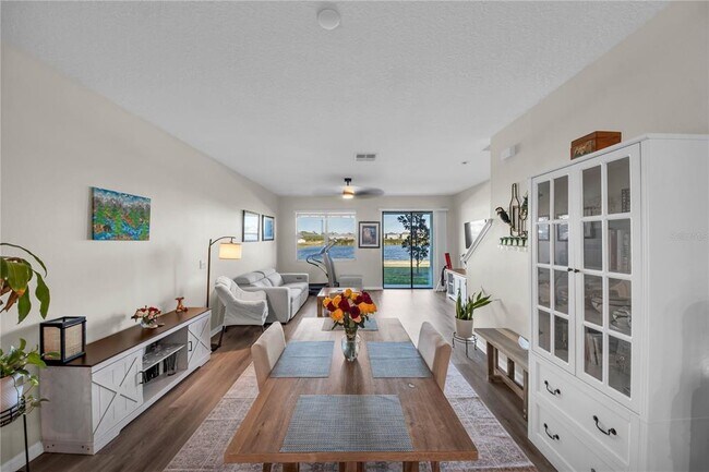 Building Photo - 736 Royal Empress Dr