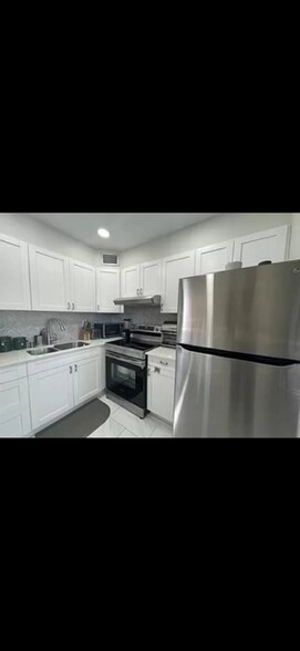 Kitchen - 1920 NE 51st Ct