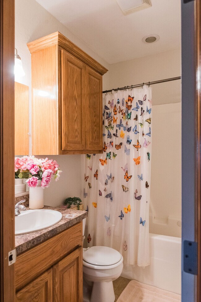 Building Photo - 608 Shady Oak