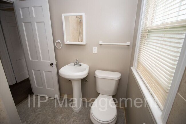 Building Photo - Beautiful 3 Bedroom house in South Euclid!