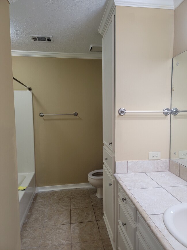 Building Photo - 121 N Brighton Dr