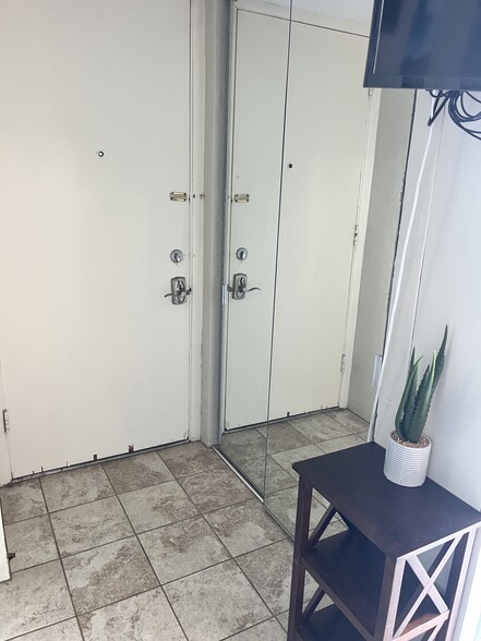 Building Photo - 441 Lewers St