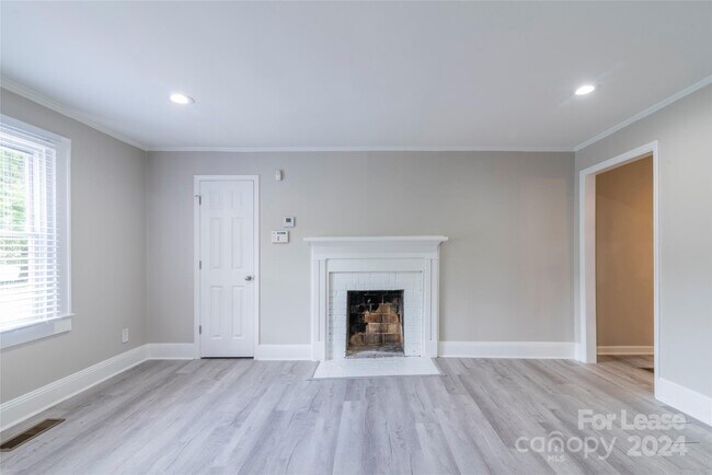 Building Photo - 2336 Barry St