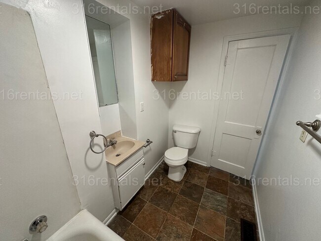 Building Photo - $1150- 3 bed 1 bath - Single Family Home