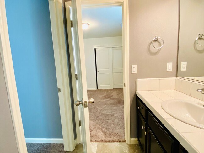 Building Photo - $2,395 Belmont & Fowler, 3 Bedroom - N Eli...
