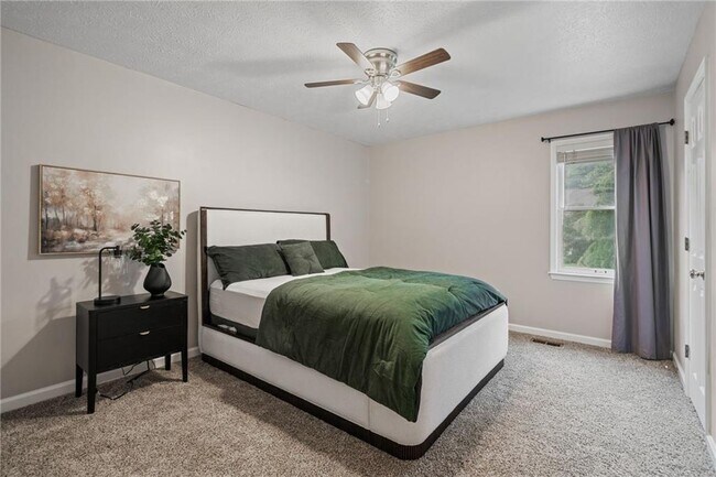 Building Photo - 10965 Pinehigh Dr