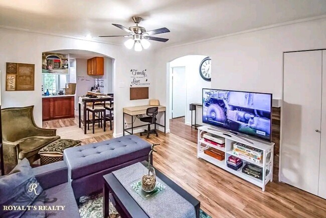 Building Photo - 707 Sprucewood Ln